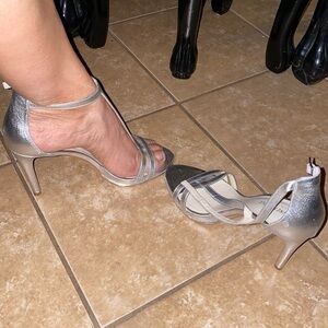 Kenneth Cole New York Berry Sandal Heel Sz 9.5 M Metallic Soft Silver NWOT